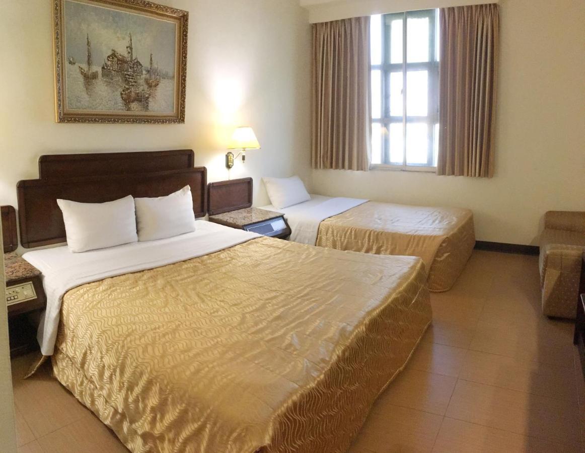 Hotel 文南哥爸妻夫飯店 Tainan Esterno foto