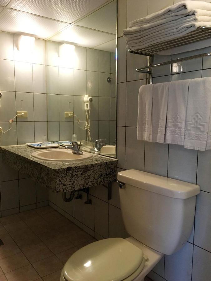 Hotel 文南哥爸妻夫飯店 Tainan Esterno foto
