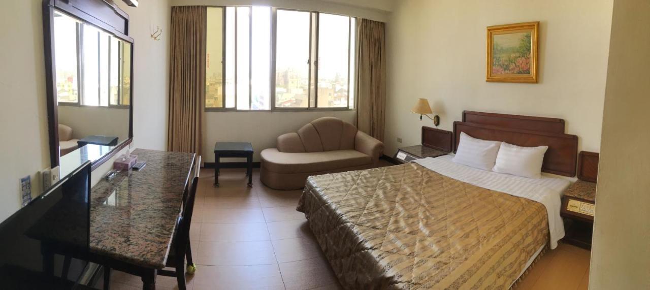 Hotel 文南哥爸妻夫飯店 Tainan Esterno foto