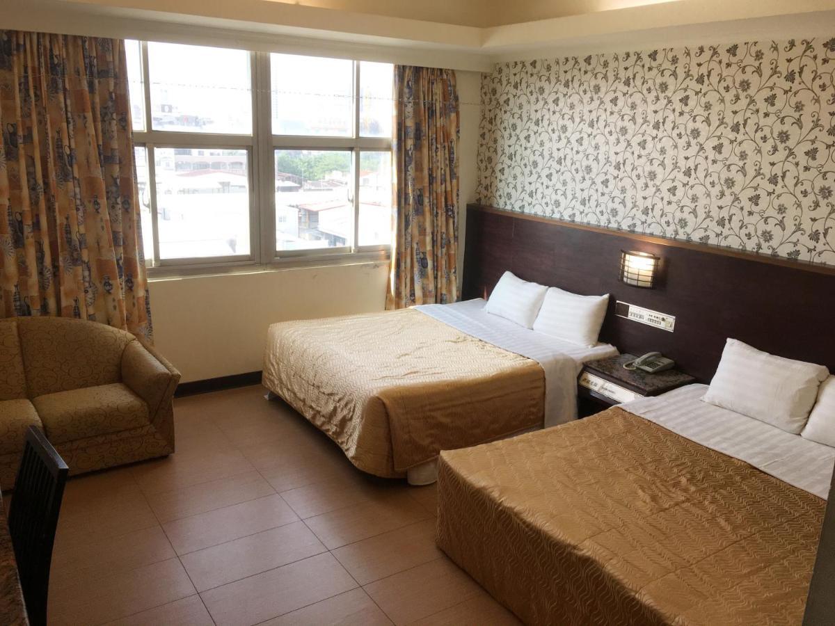 Hotel 文南哥爸妻夫飯店 Tainan Esterno foto