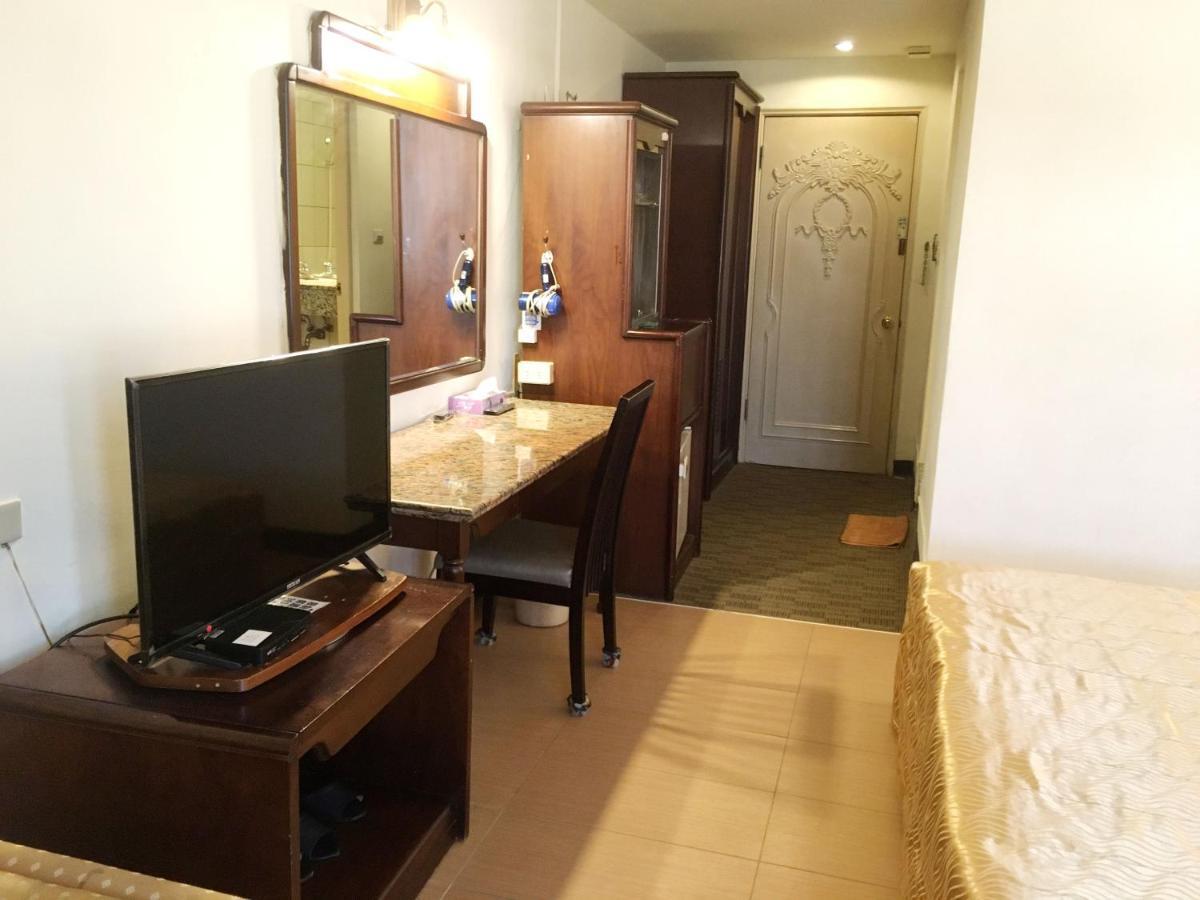 Hotel 文南哥爸妻夫飯店 Tainan Esterno foto