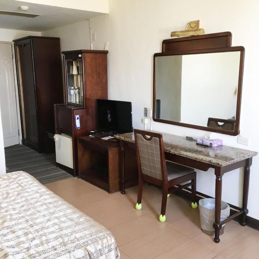 Hotel 文南哥爸妻夫飯店 Tainan Esterno foto