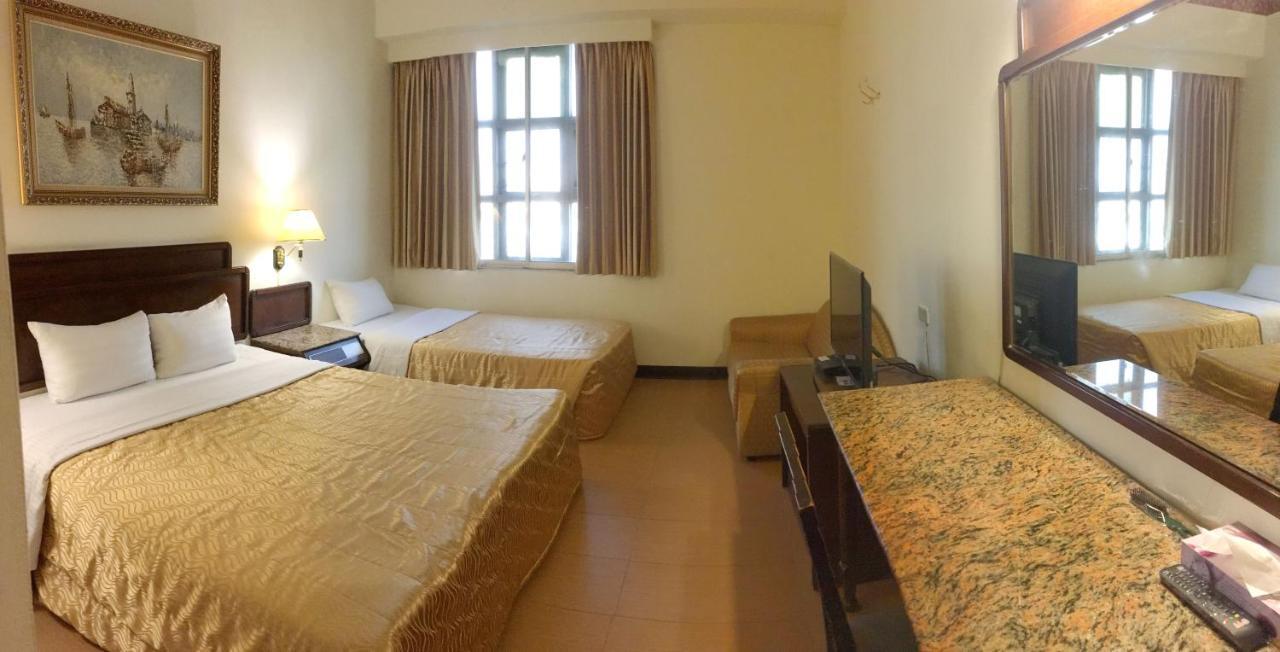 Hotel 文南哥爸妻夫飯店 Tainan Esterno foto