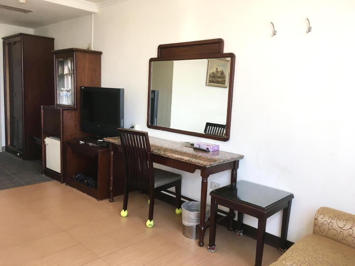 Hotel 文南哥爸妻夫飯店 Tainan Esterno foto