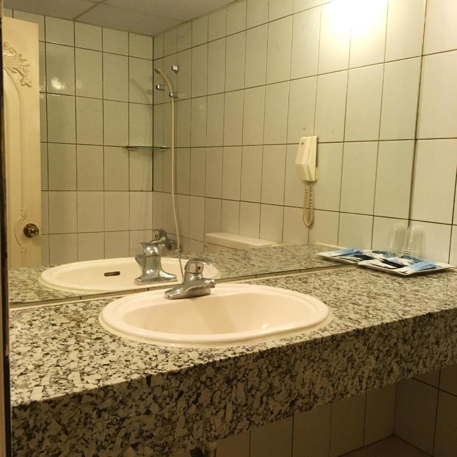 Hotel 文南哥爸妻夫飯店 Tainan Esterno foto