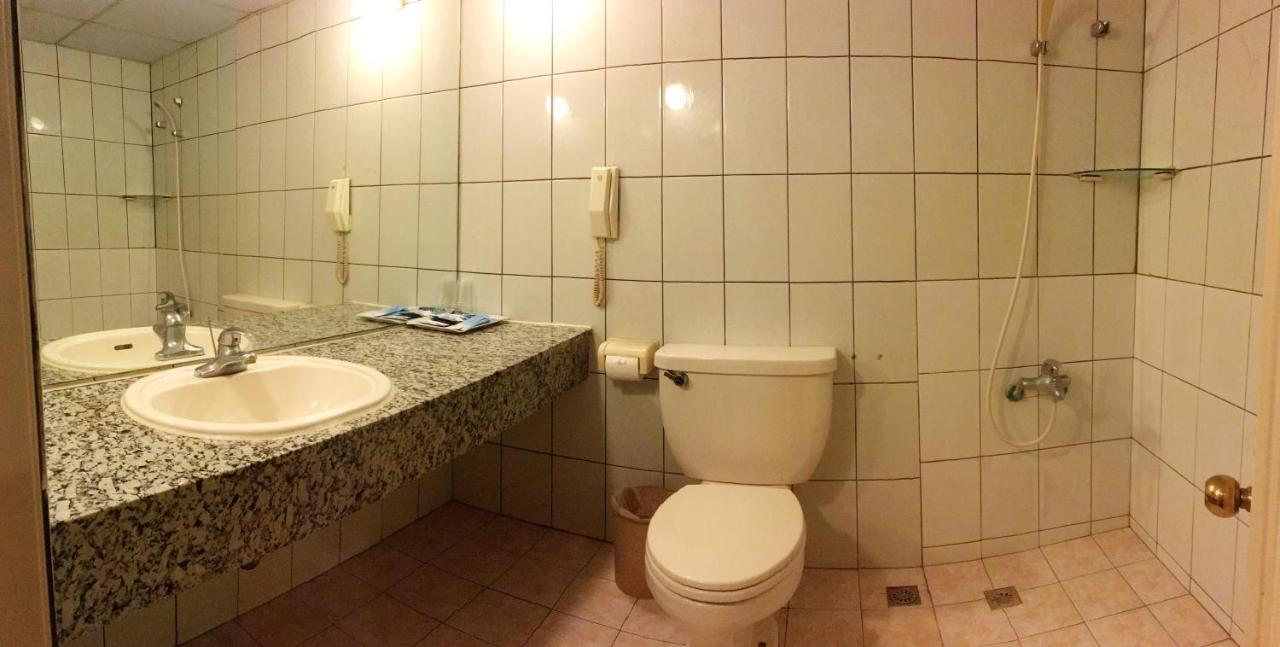 Hotel 文南哥爸妻夫飯店 Tainan Esterno foto