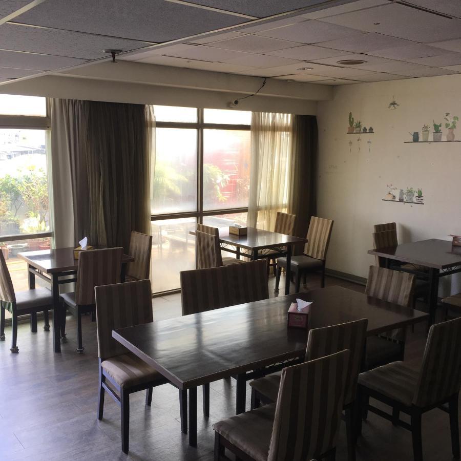 Hotel 文南哥爸妻夫飯店 Tainan Esterno foto