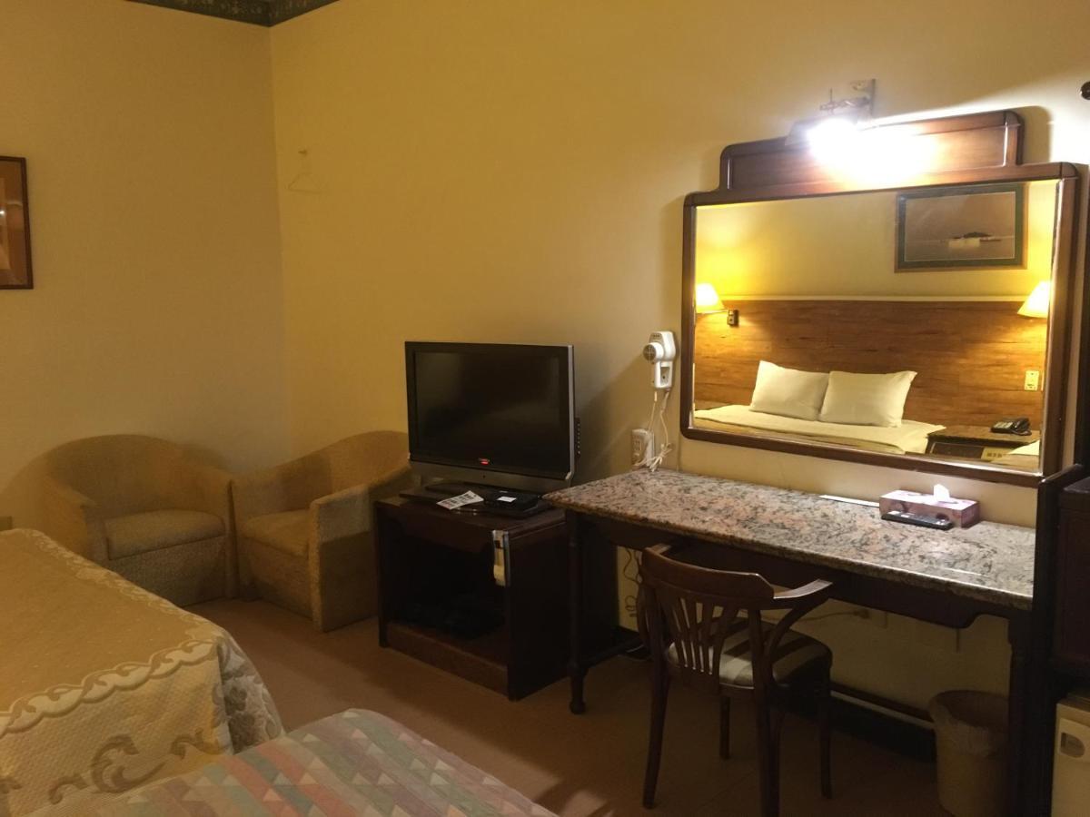 Hotel 文南哥爸妻夫飯店 Tainan Esterno foto