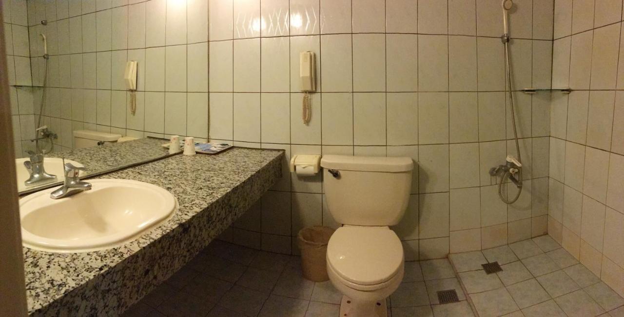 Hotel 文南哥爸妻夫飯店 Tainan Esterno foto