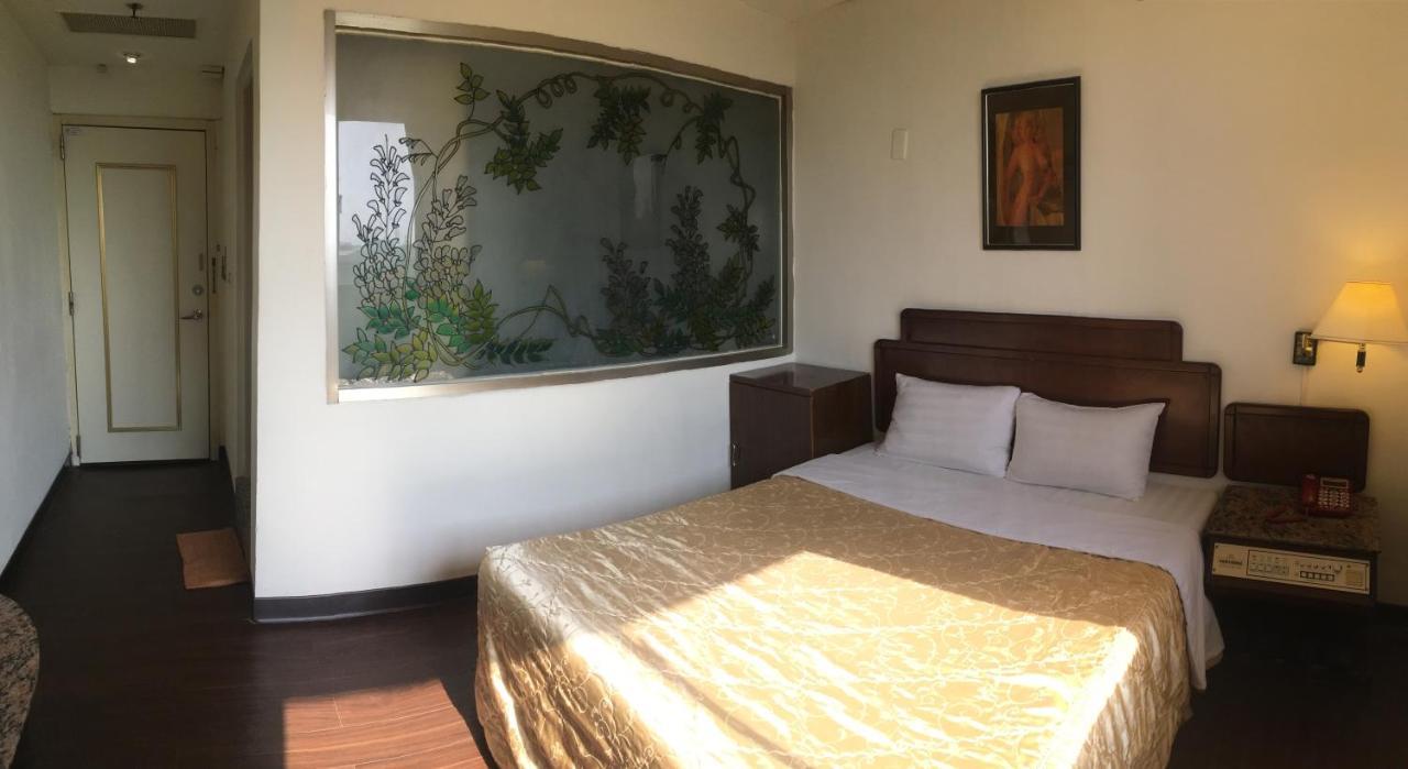 Hotel 文南哥爸妻夫飯店 Tainan Esterno foto